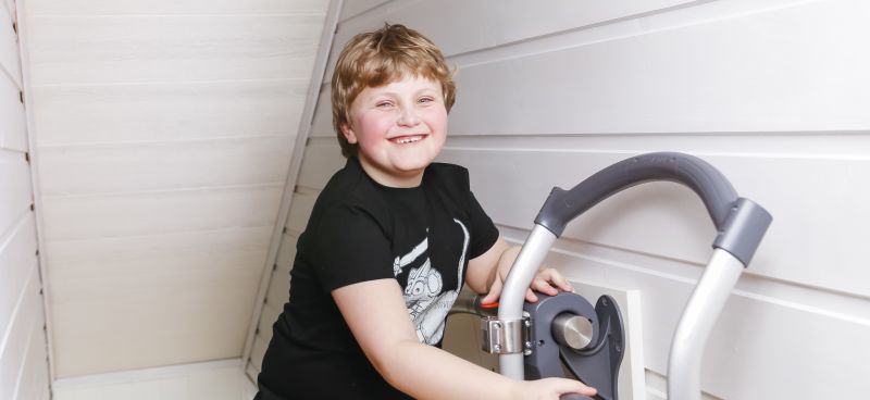 Junge mit CP kann mit dem Treppensteiger AssiStep endlich Treppen steigen