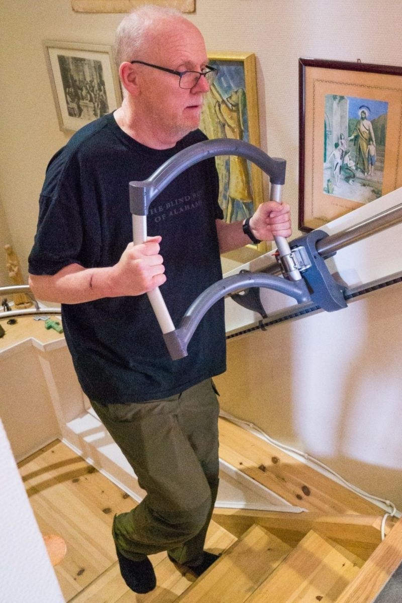 Er nutzt die Treppengehhilfe AssiStep regelmäßig nach seinem Wirbelsäulenbruch