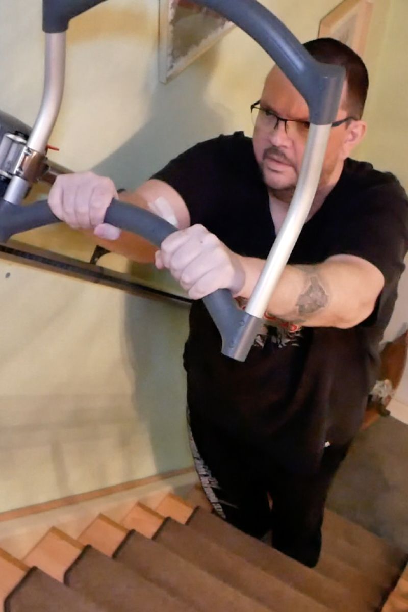 Tobias geht gemeinsam mit seinem Treppensteiger AssiStep die Treppen hoch