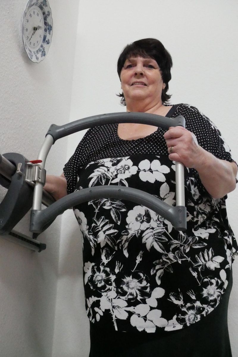 Barbara nutzt ihren Treppenassistent AssiStep regelmäßig, um das Treppensteigen zu trainieren