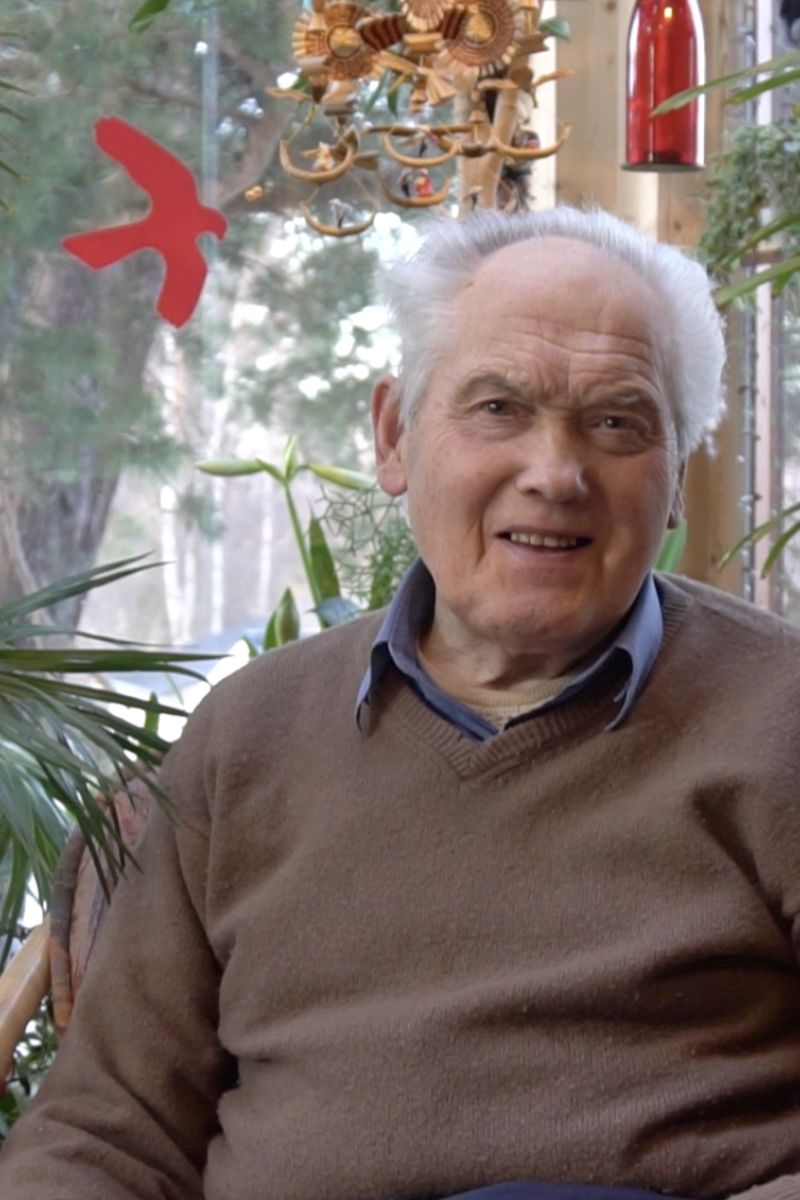 Christian Rülcker nutzt die Treppengehhilfe AssiStep als Sicherheit beim Treppensteigen