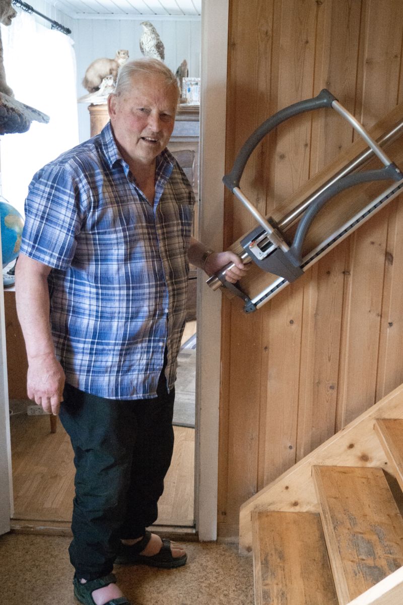 Edmund hatte Probleme beim Treppensteigen. Mit seiner Treppengehhilfe ASSISTEP hat er nun Unterstützung beim Treppensteigen